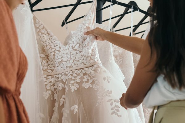 Choosing the Ideal Wedding Dress for a Charming UK Countryside Celebration